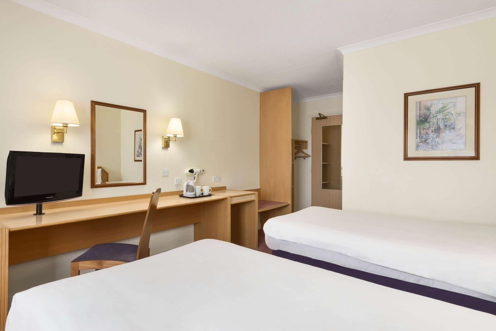 Super 8 By Wyndham Chester East Exterior photo